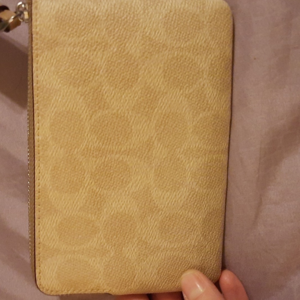 Host Pick 2/09 **COACH Stylish Leather Wristlet - Picture 3 of 3